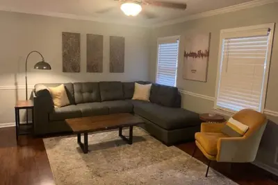Image de Recently Renovated home minutes from Uga and Dt