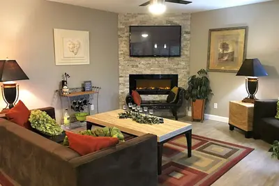 Image de Luxury in the Tall Pines. One mile from downtown Courthouse Square/Whisky Row