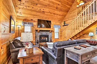 Image de Homey Sevierville Cabin w/ Deck Near Pigeon Forge!