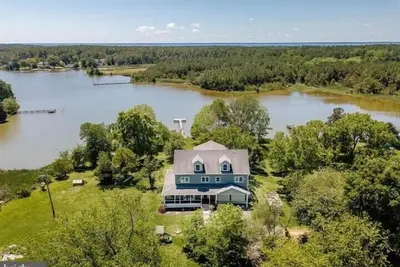 Image de Spacious Gorgeous Waterfront Home With Sunset View