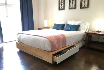 Image de Quiet Downtown Location! ! !