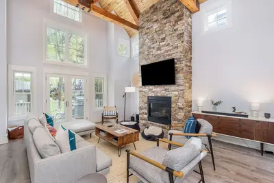 Image de Summer Air & Mountain Views w/ Fireplace & Hot Tub | Bunk Room for Kids!