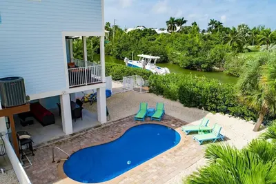 Image de Canal-Front Oasis with Pool & Dock
