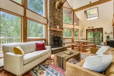 Image de Northeast Passage Chalet is a cozy and warm. Wonderful hot tub on the deck and a great big stone fireplace.