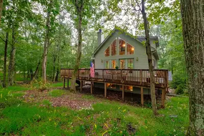 Image de Gorgeous golf-front home with 2 living spaces, a fireplace, and high-speed wifi