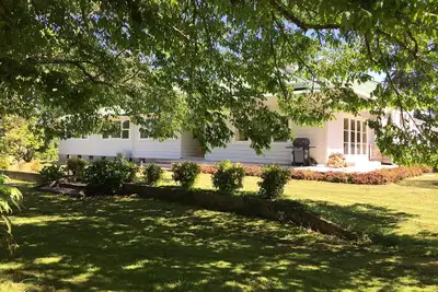 Image de Large country homestead with tennis court and pool. Only 5 mins from the beach.