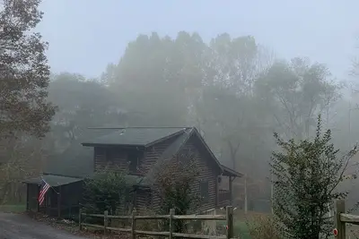 Image de River front log cabin