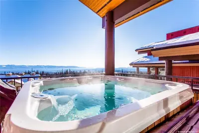 Image de Raven’s Reach Chalet - Ski-in with private hot tub