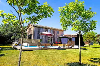 Image de A wooden house, a blend of authenticity and refinement