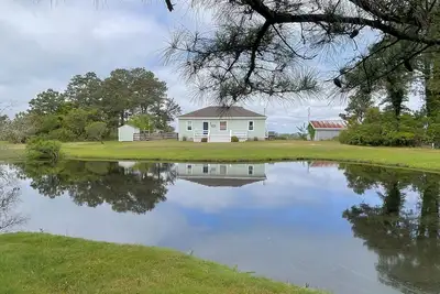 Image de Getaway Cottage - Water Front - Water Access - Fenced yard, No Linens