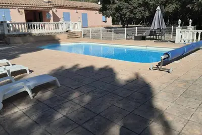 Image de Villa avec piscine au milieu des pins