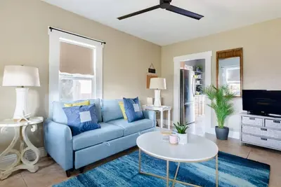 Image de Entire Beach Cottage- 5 min walk to the beach!
