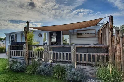 Image de New! 4 persons vacation chalet on a family campsite in Oostkapelle.