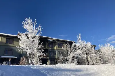 Image de Spacious Ski in / Ski out condo at the Base of Red Mountain!