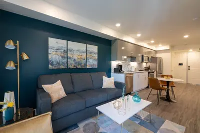 Image de Luxe Kitchen & Bath • gigabit WiFi • Walker's Paradise • W/D in unit • King Bed