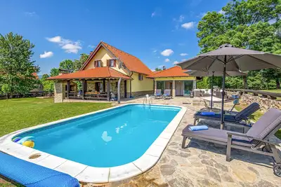 Image de Belle maison à Lovinac avec sauna