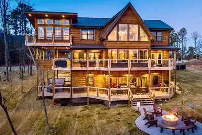 Image de Treetop Treasure: Built `20, Fire Pit, Game Rm, Bball, A+ Views, Yard, Desk, Ev