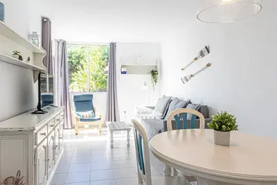 Appartement en face plage à 40min Bcn en train