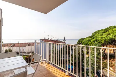 Vue sur la mer Méditerranée, paix et tranquillité