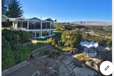 Image de Del Prado Estate w\/ Breathtaking views, Indoor Pool, Jacuzzi and a Snooker Table