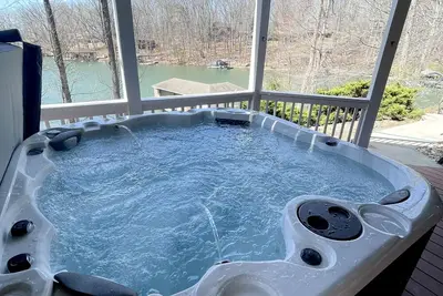 Image de Fun for Family & Friends! Lakefront with Private Dock, near Bridgewater Plaza!
