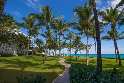 Image de hop to the ocean♥ luxury beach front wifi/pool/kids playground/gym