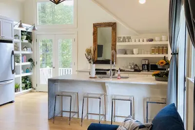 Image de Farmhouse Style Carriage Home w/ Pool Access