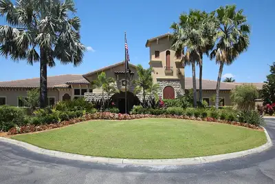 Image de 2-Bed/2Bath/1Den First Floor Townhouse in a lovely gated golf course community.