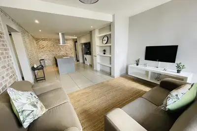 Image de Cosy 2 bedroom opposite Grove & Lady Pohamba