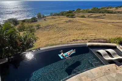 Image de \"Sea World\" at Your Feet + Casual Elegance + Absolute Privacy = Whales Play