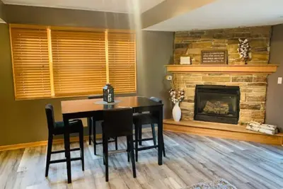 Image de City country, small Lake view, hot tub, game room fire place & lots of extras!