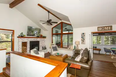 Image de Lovely Serene Home in the Pines with Gorgeous Mountain Views!