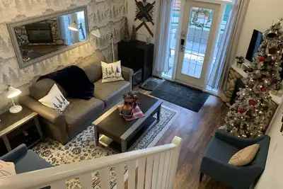 Image de 🥇Newly Renovated Mountain Retreat! 2 Story, 2bd/2bath downtown. Pet Friendly!