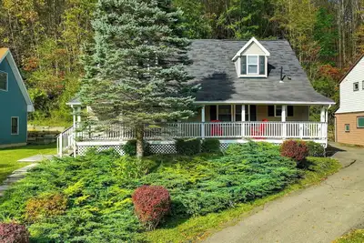 Image de 3300 sq ft in the Village! Modern 5 bdrm home w/Hot tub, pool table, ping pong+