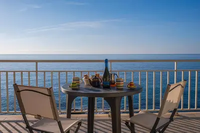 Image de Accommodation with private beach access | Ap43