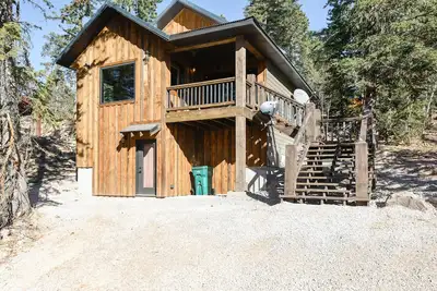 Image de Unique 2 Level Cozy Cabin Escape Near Terry Peak w/ Hot Tub and Parking!