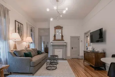 Image de Queen Anne Victorian - Eclectic Apartment