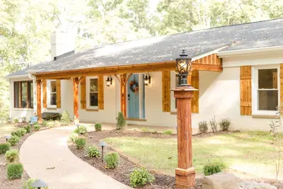 Image de Upscale Country Cottage on 22 acres and a Pond