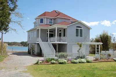 Image de Sunrise Over Little Oyster Bay - 4br Waterfront home with decks & pier.
