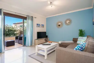 Image de \"Simply Blue\"récemment rénové avec goût et proche de Galé