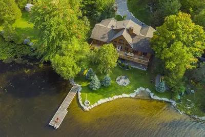 Image de Luxury Lake Log Cottage With Hot Tub and Fire Place