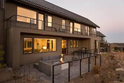 Image de Bend Beauty ~ free concert shuttle ~ modern ~ soaking tub ~ resort access ~ New!