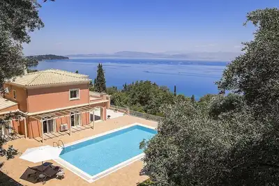 Image de Large 5 Bedroom Villa with Panoramic Sea Views, A/C, Private Pool, Fitness Room and Sauna!