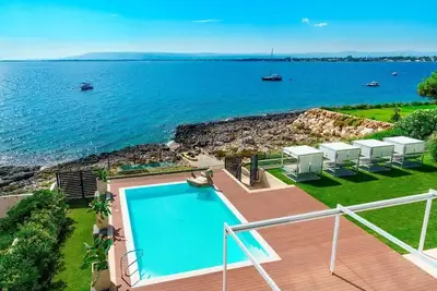 Image de Villa Diamante - Luxury seafront villa with pool