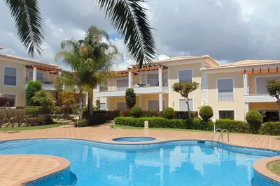Image de 7 min walk to beach! ! 2br/2ba Apartment, pool, aircon, wifi, secure parking.