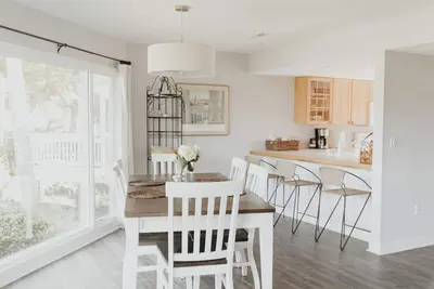 Image de Sunset Villa Across the Street from Beach & Walk to Pool / Golf\n