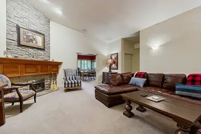 Image de Spacious & inviting home near town with jetted tub, gas fireplace & WiFi