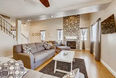 Image de Spacious 4Bdr Entire Home with Pool & Spa, Outdoor Dining & 40’ Rv Parking.