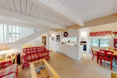 Image de Bright & cheery condo with seasonal pool access
