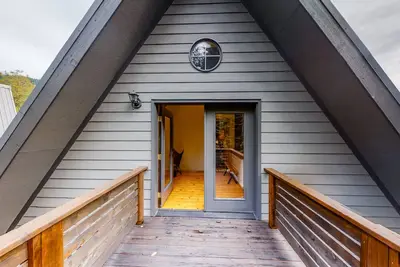 Image de Mountainside home with a private deck, balcony, bright interior & foosball